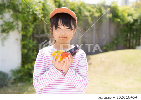 野菜を持つ女の子の写真 102016454