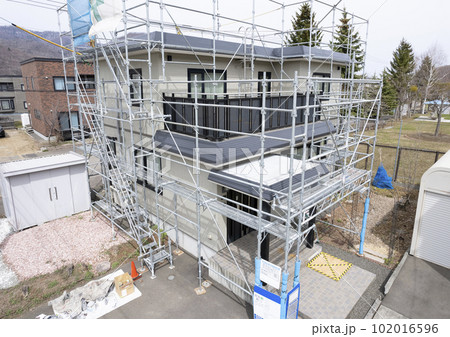 リフォーム中の住宅を空撮 102016596