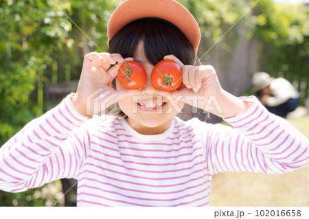 野菜を持つ女の子の写真 102016658