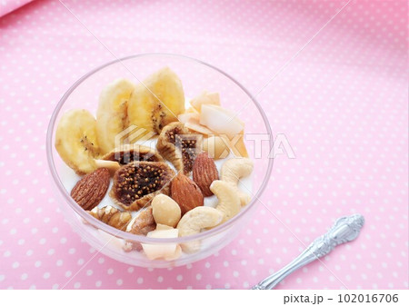 ヨーグルトにドライフルーツとナッツ ヨーグルトにドライフルーツとナッツ 102016706