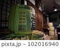 神社に奉納された酒樽 102016940