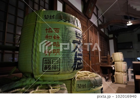 神社に奉納された酒樽 102016940