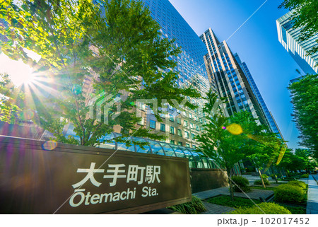 日本の東京都市景観　夏のような日差し。「大手町」交差点前にある大手町駅と新緑に映える摩天楼＝4月 102017452