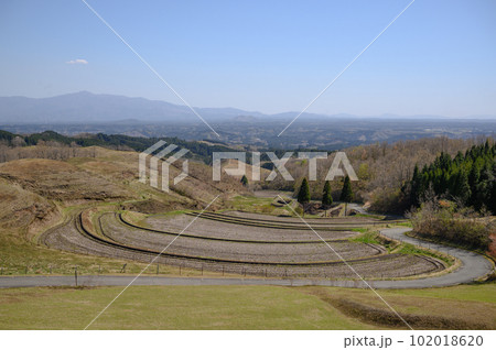田植えを待つ扇棚田 102018620