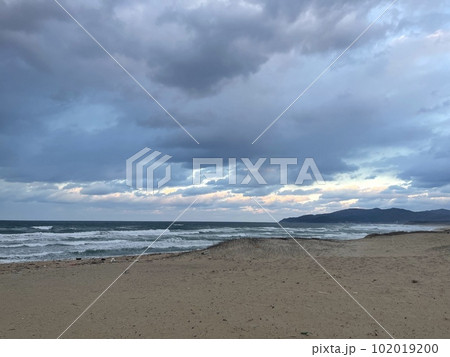 山陰海岸国立公園 曇天の荒れた日本海の荒波 山陰海岸国立公園 曇天の荒れた日本海の荒波 102019200