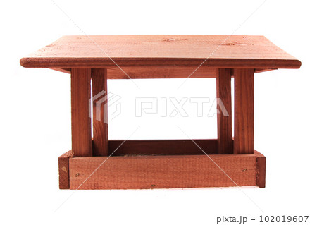 bird feeder isolated 102019607