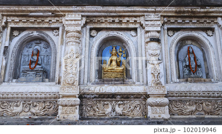 Statues of Buddhist Goddess and Lord Budhha on the Mahabodhi Temple, Bodh Gaya, Bihar.. 102019946