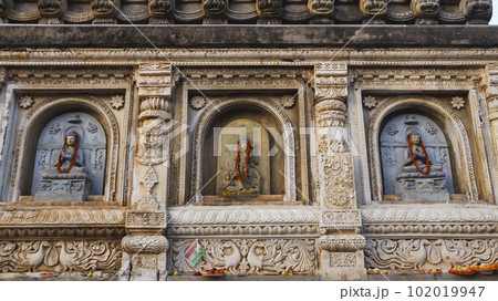 Statues of Buddhist Goddess and Lord Budhha on the Mahabodhi Temple, Bodh Gaya, Bihar 102019947