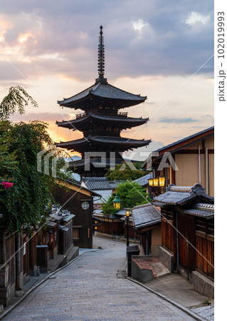古都京都 東山の夕暮れ 八坂の塔(法観寺)と産寧坂 古都京都 東山の夕暮れ 八坂の塔(法観寺)と産寧坂 102019993