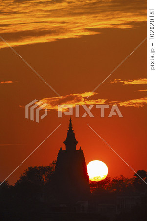 Beautiful View of Mahabodhi Temple Silhouette and Sun Setting Behind, Bodh Gaya, Bihar.. Beautiful View of Mahabodhi Temple Silhouette and Sun Setting Behind, Bodh Gaya, Bihar.. 102020181