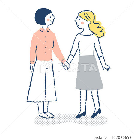 見つめ合って手を繋ぐ若い女性2人 102020653