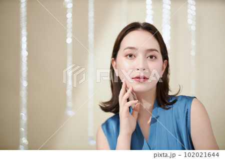 セミロングの若い女性 ビューティ セミロングの若い女性 ビューティ 102021644