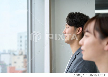 窓の外を見つめる男女 102021681