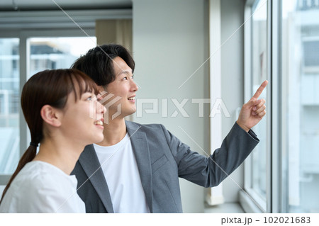 窓の外を見つめる男女 102021683
