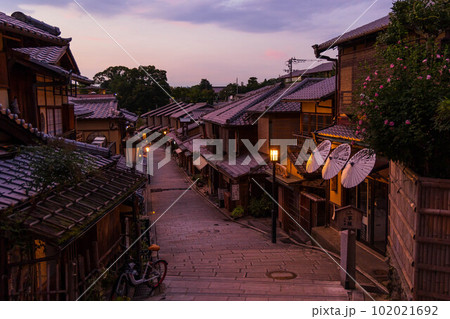 古都京都　東山の夕暮れ　二寧坂（二年坂） 102021692