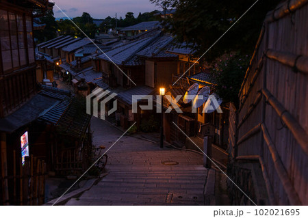 古都京都　東山の夕暮れ　二寧坂（二年坂） 102021695
