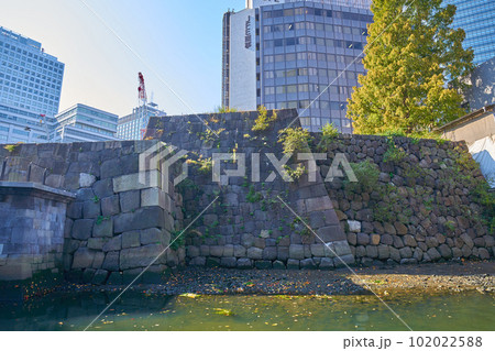 東京都千代田区大手町の常盤橋付近の日本橋川から江戸城石垣を見る 102022588