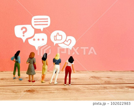 活発にコミュニケーションを取る女性たち 活発にコミュニケーションを取る女性たち 102022983