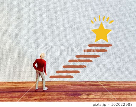 目標に向かってチャレンジする青年 102022988