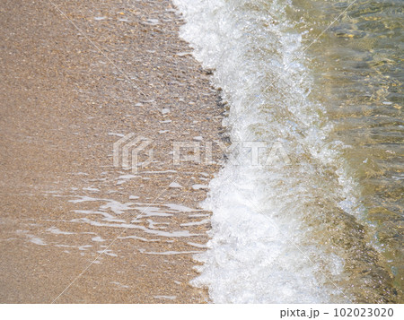 砂浜に打ち寄せる波。 102023020