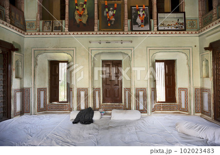 Interiors of Seth Harmukhrai Sanehiram Chokhani Double Haveli, located in Mandawa, Shekhawati, Rajasthan, India 102023483