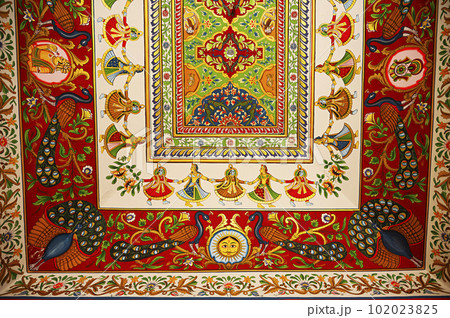 Colourful paintings on the ceiling of an entrance gate of Raghu Nath Ji Mandir, dedicated to Lord Rama and Sita, located in Mandawa, Shekhawati, Rajasthan, India 102023825