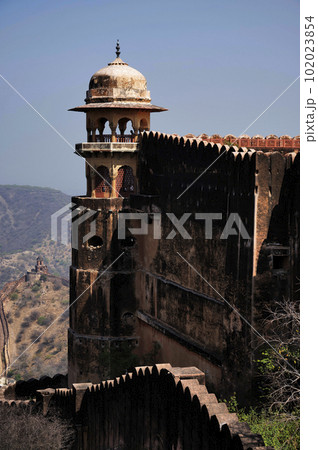 Exteriors and fortification wall of Jaigarh Fort situated on Cheel ka Teela or Hill of Eagles of the Aravalli range, it overlooks the Amer Fort and the Maota Lake, near Amer Jaipur, Rajasthan, India 102023854