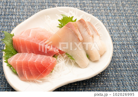 マグロとブリの刺身 マグロとブリの刺身 102026995