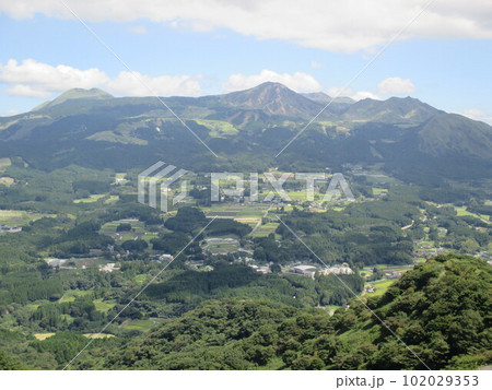 熊本県阿蘇郡西原村の俵山から見た南阿蘇「南郷谷」の風景 熊本県阿蘇郡西原村の俵山から見た南阿蘇「南郷谷」の風景 102029353