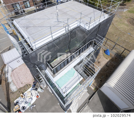 住宅リフォームの様子を空撮 外壁塗装の作業中 住宅リフォームの様子を空撮 外壁塗装の作業中 102029574