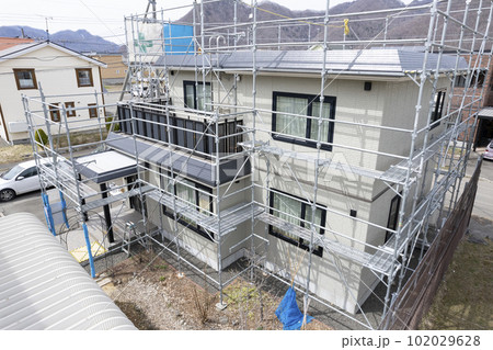 リフォーム中の住宅を空撮 102029628