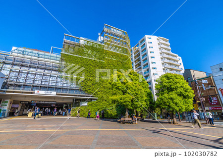 日本の東京都市景観　夏日。東急病院併設の東急電鉄 大岡山駅・駅舎などを望む 102030782