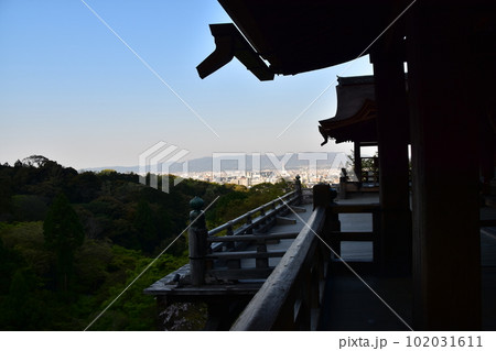 日本の京都　春の清水寺　清水の舞台と呼ばれる本堂からの展望　美しい朝日と街並み　本堂の木造の床と屋根 102031611