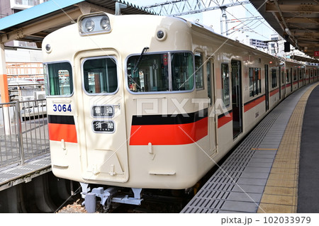 山陽姫路駅に停車中の3000系電車 山陽姫路駅に停車中の3000系電車 102033979