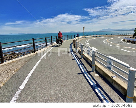 自転車で旅行中の人 102034065