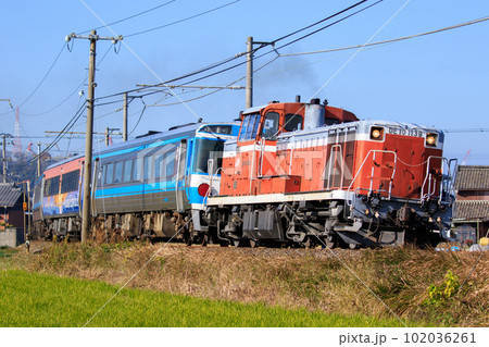DE10形ディーゼル機関車牽引の訓練列車（JR四国） 102036261