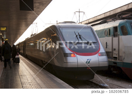 ペンドリーノ（イタリア国鉄ETR480形・ローマ・テルミニ駅） 102036785