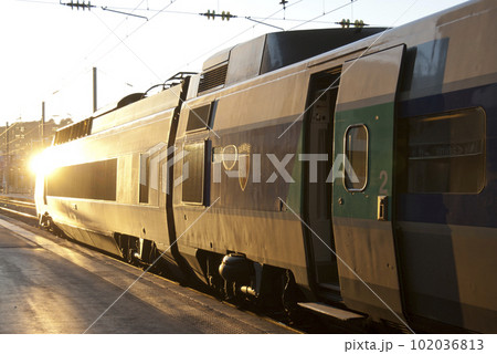 パリ行きTGV(ニース駅) パリ行きTGV(ニース駅) 102036813