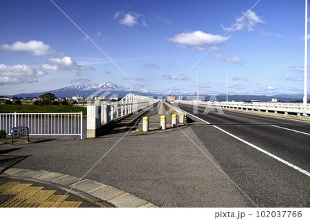出羽大橋と鳥海山 102037766