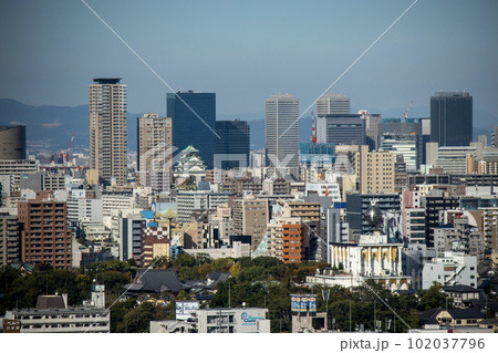 通天閣から見た大阪城の見える大阪の街並み（2020年10月31日撮影） 102037796