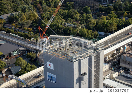 通天閣の展望台から見た阪神高速と建設中のビル（2020年10月31日撮影） 102037797