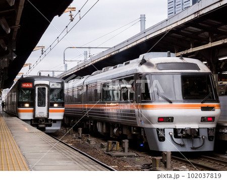【名古屋駅】出発待ちの快速みえと特急ひだ 102037819
