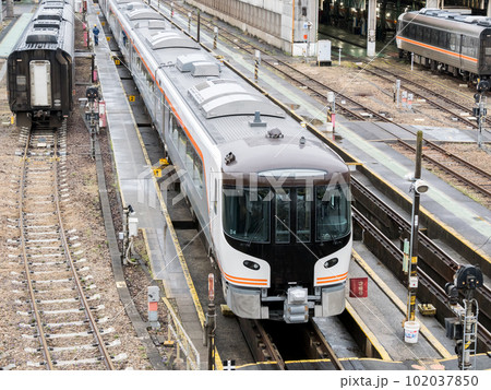 【名古屋車両区】運行を終え整備中の特急ひだ 【名古屋車両区】運行を終え整備中の特急ひだ 102037850