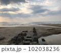 雲の隙間から光が差し込む海の写真 102038236