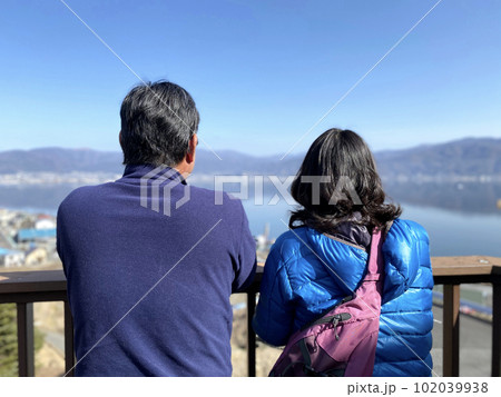 湖を眺める夫婦の後ろ姿 102039938