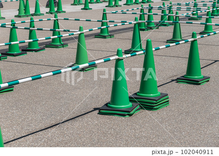 緑色のロードコーン 102040911