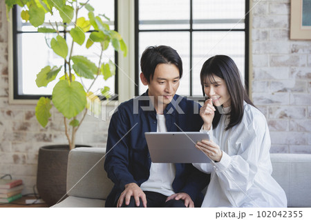 タブレットを見る男女 タブレットを見る男女 102042355