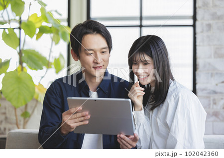タブレットを見る男女 タブレットを見る男女 102042360