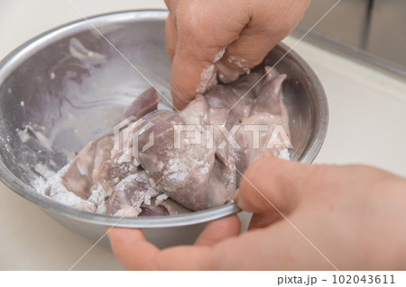 【下処理が終わった豚レバーに片栗粉とサラダ油を混ぜる】 102043611
