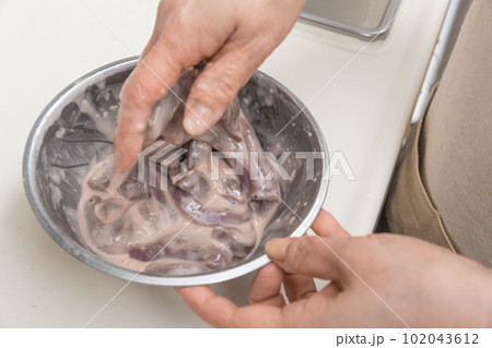 【下処理が終わった豚レバーに片栗粉とサラダ油を混ぜる】 102043612